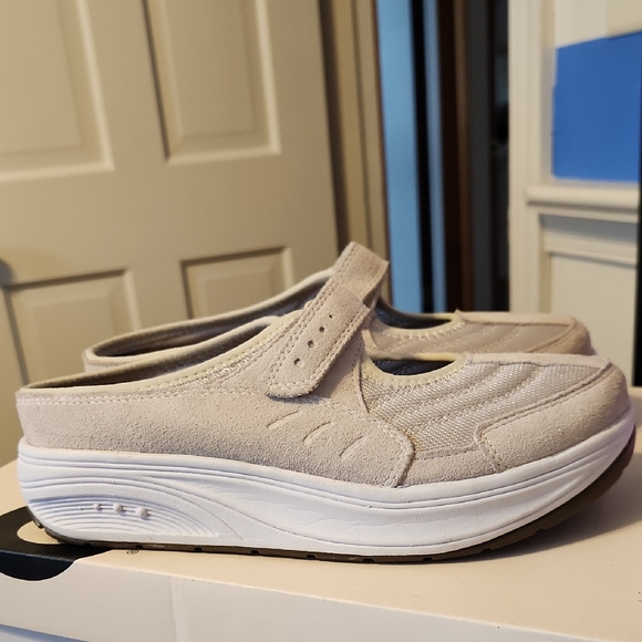 Easy Spirit Anti-Gravity Women's Slip-On Comfortable Tan Shoes 8 1/2 - Picture 1 of 9